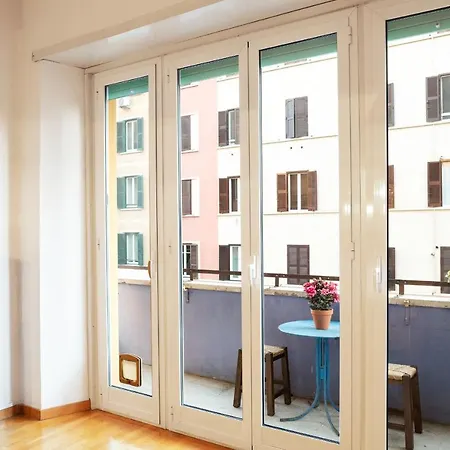 Apartment Charming And Bright 2 Bed Flat In San Giovanni